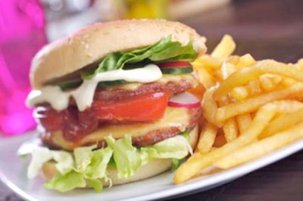 Federaţia Romalimenta nu susţine taxa pe fast-food